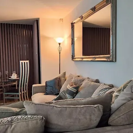 Apartment Stylish 2 Bed/bath