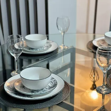 Stylish 2 Bed/bath Apartment